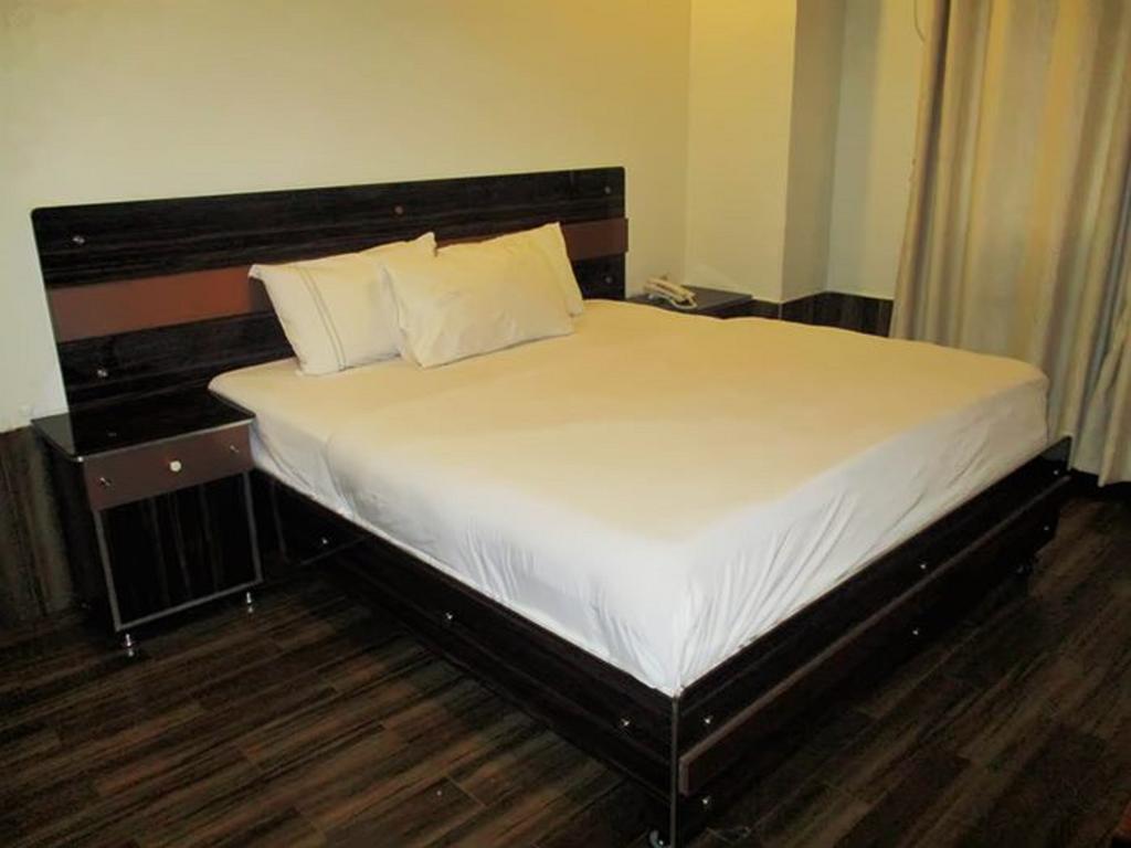 Hotel Marco Polo Lahore Bagian luar foto